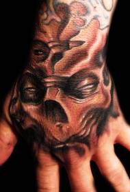 Motif de tatouage crâne de monstre brun à la main