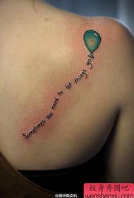 Tatuaggio con lettera sul retro