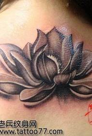 un bellissimo disegno tatuaggio loto grigio nero sul retro