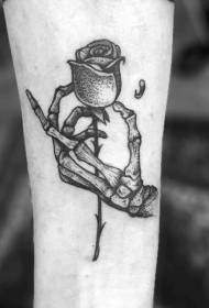Ručni trn crni emajl u ruci drži uzorak tetovaže ruža