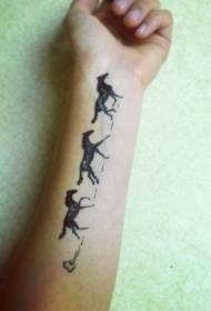 Modello tatuaggio braccio sport cavallo nero