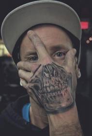 Incredibile modello di tatuaggio sotto le ascelle in bianco e nero sulle mani maschili