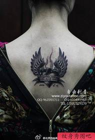 女孩的背看起來美麗和美麗的愛情翅膀紋身圖案