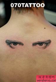 Mala svježa tetovaža stražnjih očiju djeluje