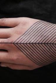 Simpla triba stilo nigra linio mano malantaŭa tatuaje ŝablono