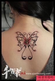Model de tatuaj mic fluture popular pe spatele fetelor