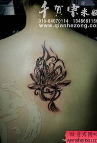 Dobře vypadající vzory lotosových a korálkových tetování na zádech