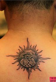 Model de tatuaj pentru ochi de soare din spate