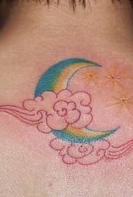 Tampan bintang bulan pola tato di bagian belakang