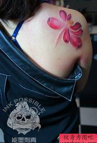 Mooi en mooi lotus tattoo-patroon op de schouders van meisjes