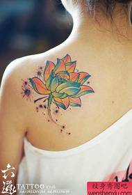 Όμορφο πολύχρωμο παραδοσιακό σχέδιο τατουάζ λωτού στο πίσω μέρος του κοριτσιού