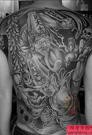 Esquena masculina amb un dors fresc ple de patrons de tatuatge negre i gris