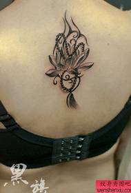 un modello di tatuaggio di perline di loto posteriore