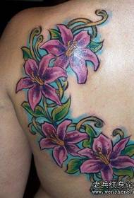 Dealbh pàtran tatù lili gualainn cùil