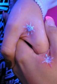 Modello di tatuaggio fluorescente a diamante incandescente a mano