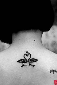 padrão de tatuagem de letra de cisne nas costas de uma mulher