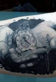 Մեծ ձեռքի սյուրռեալիստական իրատեսական սև մոխրագույն գրպանի ժամացույց և ձեռքի դաջվածքների օրինակ