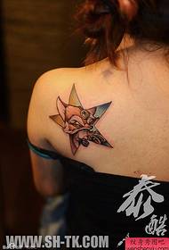 Жена назад сладка лисица и петолъчна звезда комбинация татуировка модел