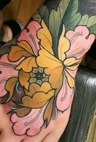 Mano de nuevo color nuevo estilo escolar gran flor tatuaje