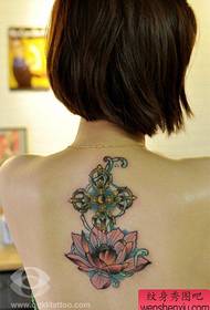 Fiore di loto bello e bello pattern modello del tatuaggio sul retro della ragazza