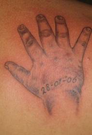 Baba kezét születési dátum tetoválás mintával