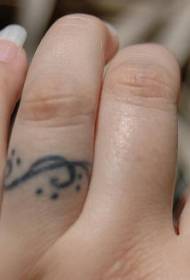 Patrón de tatuaxe de anel rizado pequeno simple