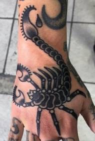 Modello di tatuaggio scorpione nero disegnato a mano vecchia scuola a mano