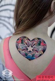 Modeli i tatuazheve shumë të njohura të dashurisë në vajzat e pasme