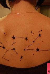 Tatoeëring van 'n klein vars rug agter Beidou Qixing