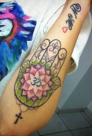 Kleine arm eenvoudige kleur Fatima hand met kruis tattoo patroon