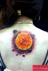 Model de tatuaj la soare: Culoare din spate Tatuaj model tatuaj Poza