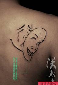Raudošs smaidošs tetovējuma raksts uz populārās klasikas pleciem