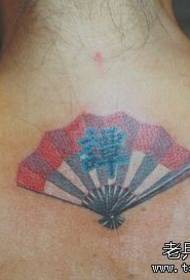 Ragazza con un piccolo tatuaggio a ventaglio sul retro
