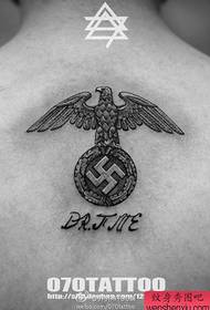 Uzorak tetovaže slovom za stražnji orao dijeli se sa izložbom tetovaža