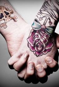 Pareja devuelve el hermoso patrón de tatuaje de calavera y ancla rosa