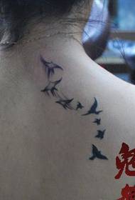 Dívka zpět módní totem ptačí tetování vzor