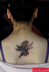 Gipakita ang tattoo, girekomenda ang sumbanan sa tattoo sa back angel sa babaye