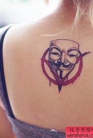Lavoro di tatuaggio di odio di V-word sul dorso della donna