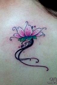 Krásne tetovanie lotosového kvetu na zadnej strane dievčaťa