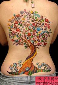 un patró personalitzat de tatuatges en arbre de color complet