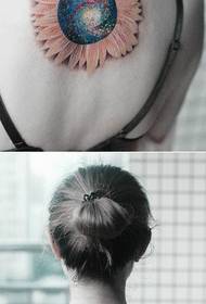 Modello di tatuaggio bellissimo fiore stellato colorato sole posteriore della ragazza
