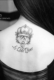 дело на тетоважа на грбната круна на жена