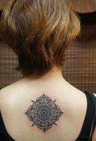 Motif de tatouage totem de fleur arrière