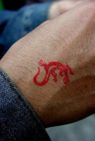 Motif de tatouage symbole lézard rouge main