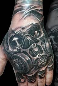 Dramaattinen mustavalkoinen kaasunaamari ja kallon tatuointikuvio käden takana
