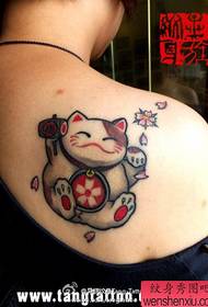 Patrón de tatuaje de gato lindo hombro de niña