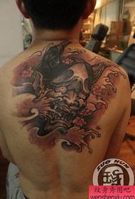 Класичний чорно-білий візерунок татуювання на спині чоловіки