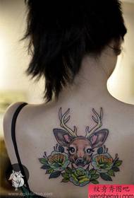 Populární tetování pro jeleny na zádech dívek