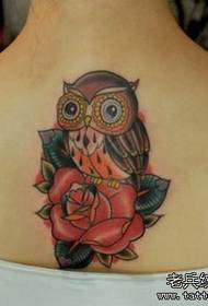 Дівчина назад Сова європейського стилю з малюнком татуювання троянди