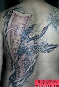 背部紋身圖案：背部白色鶴鶴紅色皇冠鶴紋身圖案